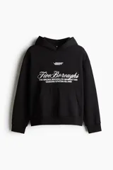 Canguro negro con capucha de doble capa, hombros caídos, diseño estampado con texto "Five Boroughs" y bolsillo canguro.