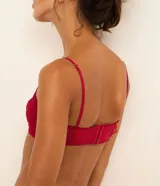 Soutien top de encaje floral color rojo con breteles finos ajustables y moño decorativo.