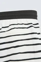 Bañador corto de hombre con estampado a rayas horizontales blancas y negras. Tiene cintura elástica ajustable con cordón, bolsillos laterales y trasero.