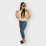 Camiseta lavanda de viscosa con mangas cortas con volados.