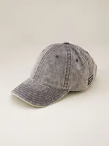 Gorra de béisbol gris oscuro con efecto gastado y etiqueta con logo en el lateral.