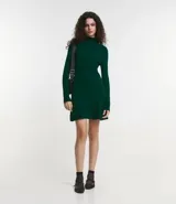 Vestido corto de punto color verde esmeralda, de manga larga y cuello alto, con corte evasé.