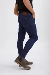 Pantalón de jean azul oscuro, corte skinny, con bolsillos delanteros y traseros.