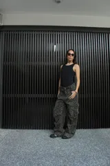 Body negro sin mangas con cuello redondo.