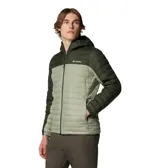 Campera Columbia con capucha, color verde oliva en la parte superior y gris claro en la parte inferior. Cuenta con cierre frontal, bolsillos laterales con cierre y logo de la marca en el pecho.