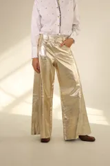 Pantalón dorado de cuero sintético, corte wide leg y tiro alto.