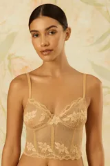 Corset color beige de tul bordado con flores en relieve, breteles regulables y copas definidas.