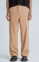 Pantalón recto beige de microfibra suave al tacto, con cintura elastizada, bolsillos traseros con tapa, botón y cierre.