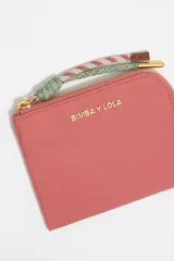 Monedero Bimba y Lola de nylon color rosa, con logo metálico dorado, tirador de cordón multicolor, bolsillo interior doble y cierre con cremallera.