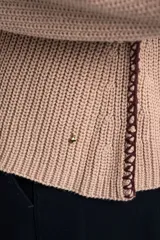 Sweater de tejido de punto acanalado, color azul vibrante, con cuello redondo y mangas largas.