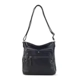 Bandolera de símil cuero color negro, con dos bolsillos frontales con cierre y detalles de tachas metálicas. Posee un bolsillo trasero y tres bolsillos internos. Incluye correa larga regulable.