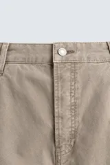 Pantalón de jean color beige, corte holgado y amplio en toda la pierna, tiro medio, tejido rígido, cinco bolsillos, efecto lavado y detalle de pinzas en perneras.
