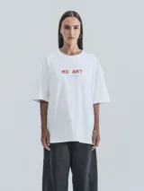 Remera blanca de corte holgado con estampa de un tigre y la frase "Castillo de Piria".