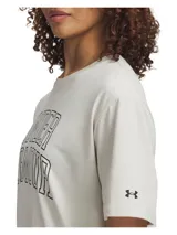 Remera Under Armour holgada de color blanco hueso con logo "Under Armour" estampado en el frente.