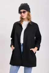 Blazer negro de corte recto y solapas clásicas.