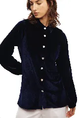 Camisa azul marino de terciopelo con cuello tradicional, botones de nácar y tajos laterales.