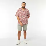 Camisa de manga corta color terracota con estampado de palmeras en blanco.