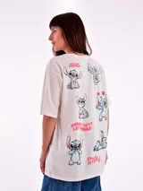 Remera blanca de manga corta con estampado de Stitch y la palabra "Stitch" en rosa.