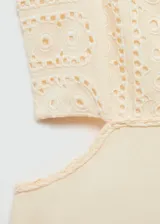 Vestido midi color crema con bordado calado, breteles finos, escote cuadrado, corte evasé, cut-out en la cintura y cierre lateral con cremallera.