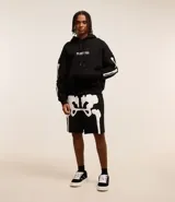 Buzo negro de fleece con felpa, corte boxy, capucha con cordón ajustable, manga larga, estampa lettering frontal, bolsillo canguro, patch de esqueleto en la manga y puños ajustados.