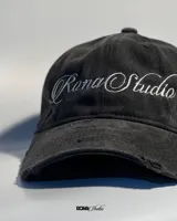 Gorra de béisbol negra con ajuste trasero regulable, estructura firme y logo RONAStudio bordado al frente.
