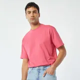 Remera rosa de corte recto y mangas cortas.