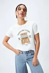 Remera negra de algodón con estampado blanco de un edificio de estilo oriental y texto en inglés y japonés.