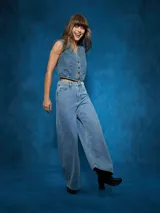 Chaleco de jean celeste con botones metálicos.