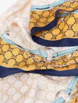 Pañuelo cuadrado de satén estampado con diseño de cadenas, hebillas y el logo de la marca.