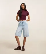 Blusa corta rosa de rib, con cuello alto y mangas cortas.