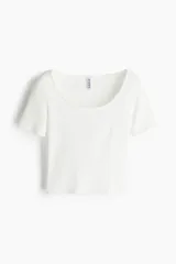 Remera cropped blanca de punto acanalado fino de algodón, con escote redondo amplio y bajo recto.