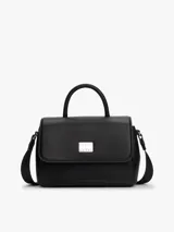 Cartera Tommy Jeans negra con asa superior, correa ajustable y cierre de solapa magnético.