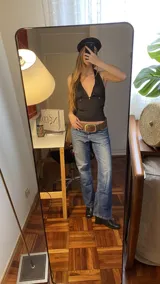 Top negro con escote halter que se ata al cuello y espalda descubierta con tiras ajustables.