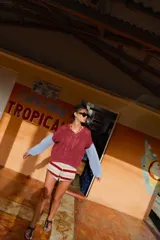 Buzo oversize con capucha, acanalado y con flecos en las mangas.