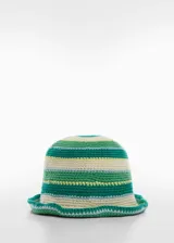 Sombrero tipo bucket tejido a crochet con diseño a rayas horizontales en tonos verde, amarillo y blanco.