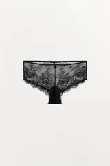 Braguita tipo culotte de encaje negro con cintura elástica fina.