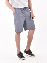 Bermuda de hombre color azul con cintura elastizada y cordón ajustable.
