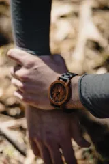 Reloj de pulsera con caja de madera de sándalo rojo y malla de madera de chacate preto.