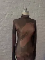 Minivestido marrón de microtul elastizado con cuello alto y mangas largas acampanadas.