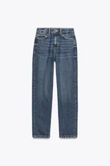Pantalón de jean negro de corte recto, tiro alto y largo tobillero.