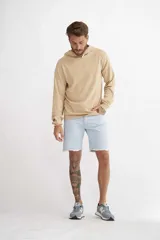 Bermuda de jean celeste claro con terminación desflecada.