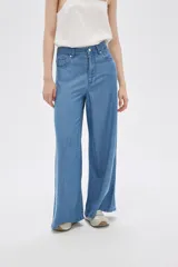 Pantalón de jean celeste de lyocell, de calce alto y holgado, con bolsillos y efecto tie dye.
