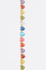 Pulsera de acero inoxidable en color negro con una hilera de pequeños cristales facetados en forma de corazón. Cuenta con un cierre de mosquetón y una cadena de extensión ajustable para adaptarse a la muñeca.