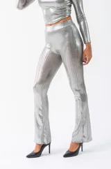 Pantalón palazzo plateado brillante con cintura elástica.