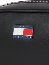 Bandolera negra de Tommy Jeans con correa ajustable, logo de la marca en el frente y cierre superior.