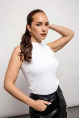 Musculosa blanca de algodón con cuello alto y corte estándar.