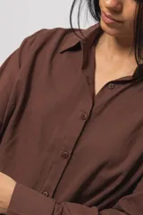 Camisa marrón de lino, corte oversize, con cuello clásico y mangas largas.