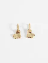 Aros colgantes dorados con forma de corazón irregular y textura martillada.