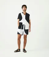 Bermuda tipo boardshort con cinturilla elástica, cordón de ajuste y estampado color block en blanco y negro.