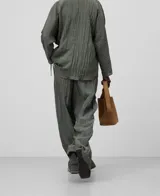 Pantalón de poliéster reciclado color verde oliva, con cintura elástica, pinzas delanteras, bolsillos laterales y pierna recta.